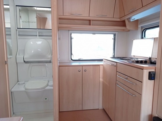                         Chateau Calista 390, rok 2000 - zdjęcie 12
                        