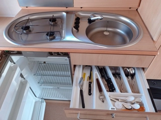                         Chateau Calista 390, rok 2000 - zdjęcie 16
                        