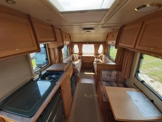                         Przyczepa kempingowa Elddis Typhoon GTX - zdjęcie 3
                        