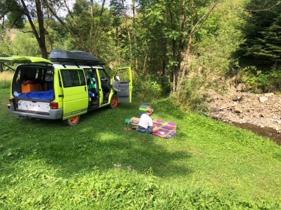                         Nie kamper ale spać można i pysznie jeździ VW Multivan 92' - zdjęcie 3
                        