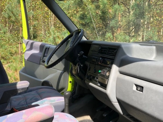                         Nie kamper ale spać można i pysznie jeździ VW Multivan 92' - zdjęcie 4
                        