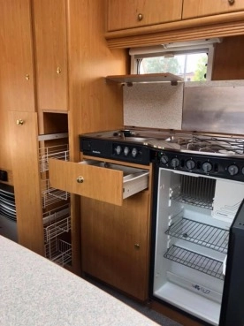                         Przyczepa Dethleffs 6 osób, DMC 1500 kg, rok 1998, przedsionek, Leszno - zdjęcie 4
                        