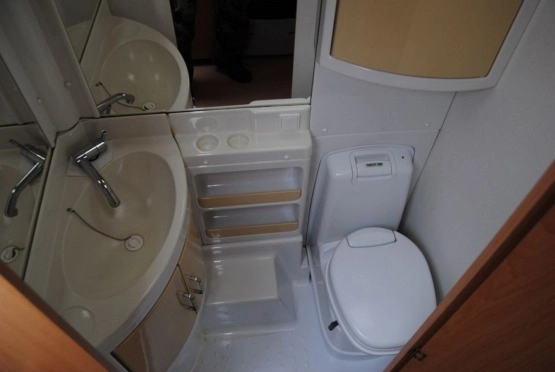                         CHATEAU CANTARA Zarejestrowana! 4 osobowa z WC. Zadbana, 2000 rok, DMC 1300 kg - zdjęcie 1
                        