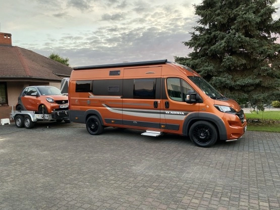                         Samochód kempingowy Adria Kastenwagen 640 SLX Maxi + Smart Cabrio ForTwo - zdjęcie 3
                        