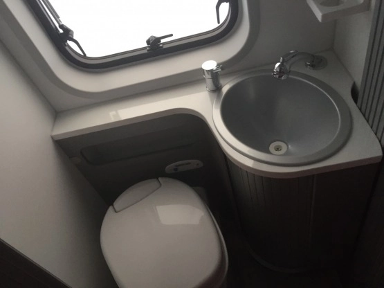                         Samochód kempingowy Adria Kastenwagen 640 SLX Maxi + Smart Cabrio ForTwo - zdjęcie 8
                        