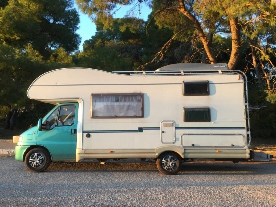                         Sprzedam kamper McLouis 7 osobowy doposażony - zdjęcie 2
                        