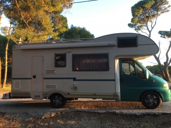                         Sprzedam kamper McLouis 7 osobowy doposażony - zdjęcie 4
                        