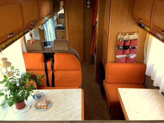                         Sprzedam kamper McLouis 7 osobowy doposażony - zdjęcie 6
                        