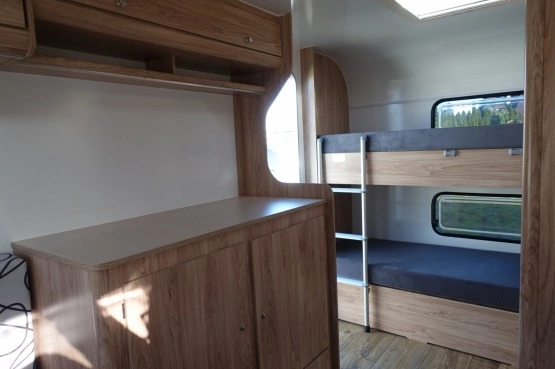                         Lazur Nowa 4 lub 6 os. przyczepa kempingowa lekka DMC 750kg Łóżka piętrowe. Ciepła izolacja - zdjęcie 11
                        