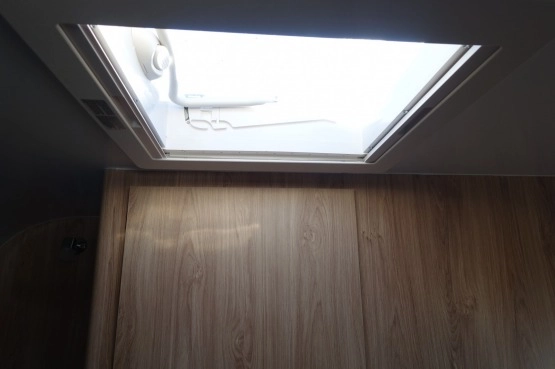                         Lazur Nowa 4 lub 6 os. przyczepa kempingowa lekka DMC 750kg Łóżka piętrowe. Ciepła izolacja - zdjęcie 12
                        