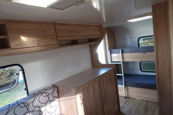                         Lazur Nowa 4 lub 6 os. przyczepa kempingowa lekka DMC 750kg Łóżka piętrowe. Ciepła izolacja - zdjęcie 9
                        