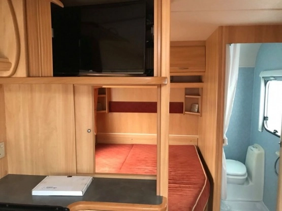                         Przyczepa - dwie sypialnie, łóżko małżeńskie, stan idealny - zdjęcie 11
                        