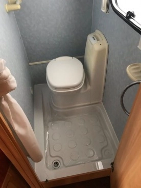                         Przyczepa - dwie sypialnie, łóżko małżeńskie, stan idealny - zdjęcie 17
                        