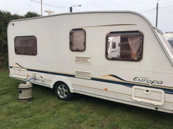                         Przyczepa - dwie sypialnie, łóżko małżeńskie, stan idealny - zdjęcie 1
                        