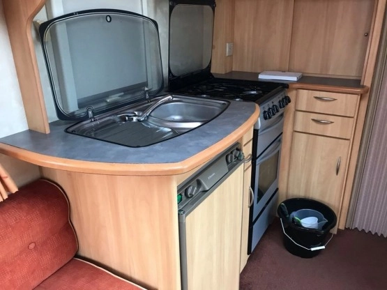                         Przyczepa - dwie sypialnie, łóżko małżeńskie, stan idealny - zdjęcie 4
                        