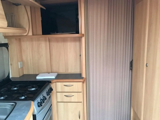                         Przyczepa - dwie sypialnie, łóżko małżeńskie, stan idealny - zdjęcie 9
                        