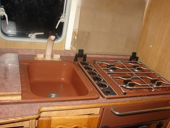                         Ładna Przyczepa Abi PRESTIGE Bogate Wyposażenie Zarejestowana - zdjęcie 10
                        