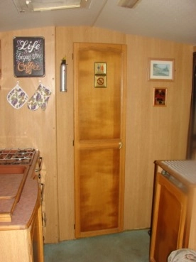                         Ładna Przyczepa Abi PRESTIGE Bogate Wyposażenie Zarejestowana - zdjęcie 14
                        