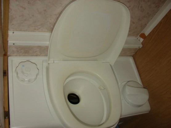                         Ładna Przyczepa Abi PRESTIGE Bogate Wyposażenie Zarejestowana - zdjęcie 16
                        