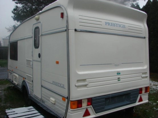                         Ładna Przyczepa Abi PRESTIGE Bogate Wyposażenie Zarejestowana - zdjęcie 2
                        