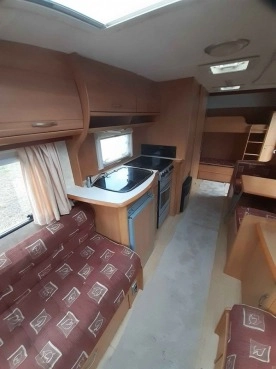                         Swift Charisma 570 z 2004 r. - zdjęcie 12
                        