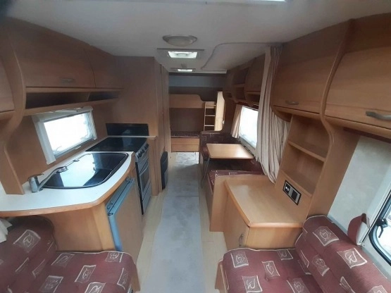                         Swift Charisma 570 z 2004 r. - zdjęcie 2
                        