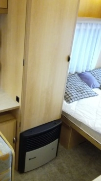                         Przyczepa kempingowa Burstner 420 TN 4 osob. z łazienką - DMC 1100kg - zdjęcie 15
                        