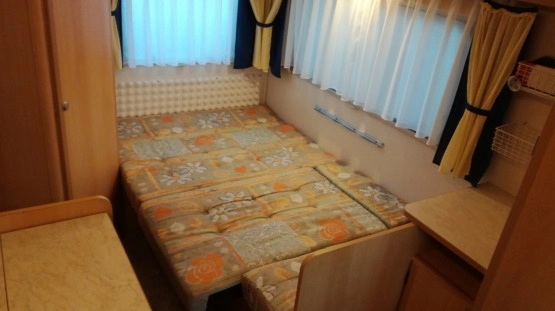                         Przyczepa kempingowa Burstner 420 TN 4 osob. z łazienką - DMC 1100kg - zdjęcie 17
                        