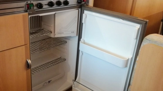                         Przyczepa kempingowa Burstner 420 TN 4 osob. z łazienką - DMC 1100kg - zdjęcie 3
                        