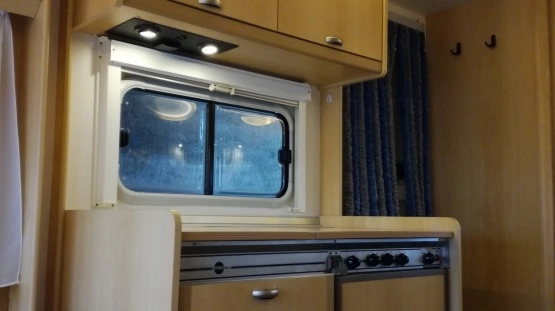                         Przyczepa kempingowa Burstner 420 TN 4 osob. z łazienką - DMC 1100kg - zdjęcie 4
                        