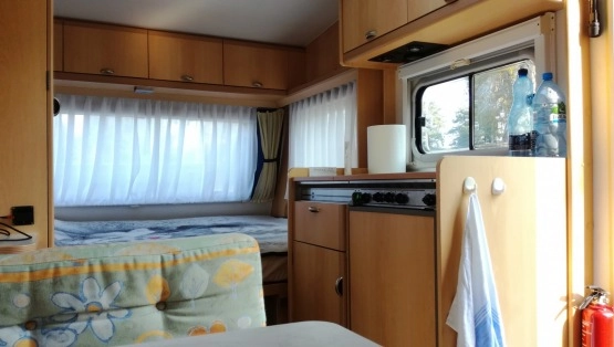                         Przyczepa kempingowa Burstner 420 TN 4 osob. z łazienką - DMC 1100kg - zdjęcie 8
                        