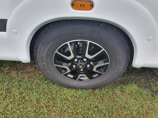                         Kamper Knaus 700 EB 2020 wersja zimowa z piekarnikiem i opuszczanym łóżkiem - zdjęcie 10
                        