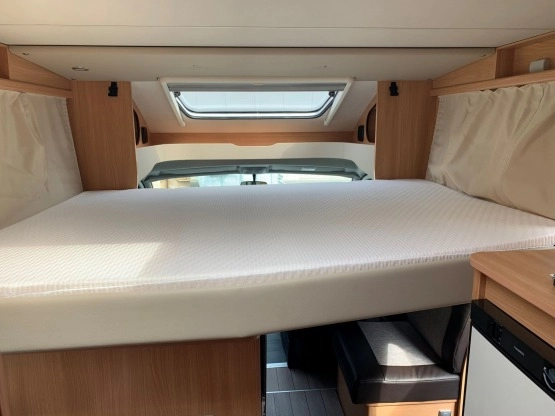                         Kamper Knaus 700 EB 2020 wersja zimowa z piekarnikiem i opuszczanym łóżkiem - zdjęcie 5
                        