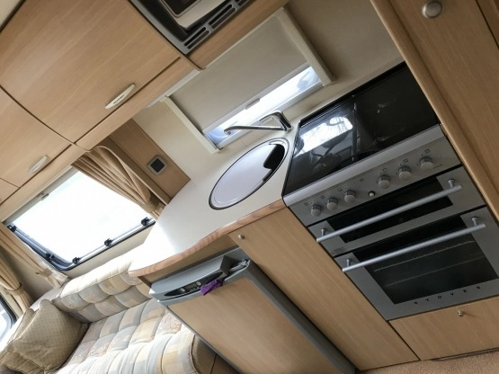                         ABBEY 470 FreeStyle z 2008 roku z MOVEREM i kompletnym namiotem - zdjęcie 10
                        