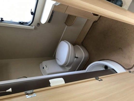                         ABBEY 470 FreeStyle z 2008 roku z MOVEREM i kompletnym namiotem - zdjęcie 9
                        