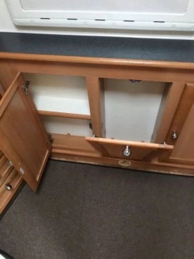                         Przyczepa kempingowa Compass Omega 524, 4/5 osobowa, zadbana, sucha - zdjęcie 8
                        