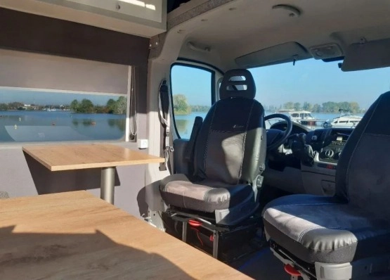                         Peugeot Boxer 2010 r. CamperVan - zdjęcie 21
                        