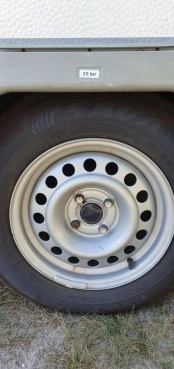                         Przyczepa Knaus SUDWIND 6504 z przedsionkiem - 1994 r. DMC 1300 kg - zdjęcie 4
                        