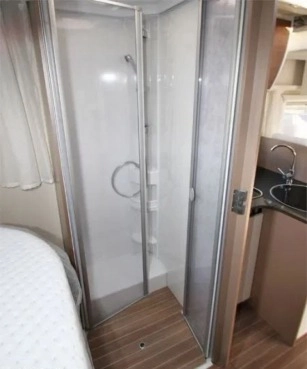                         Kamper Camper Etrusco 7400QB TV, Antena satelitarna, nawigacja - zdjęcie 2
                        