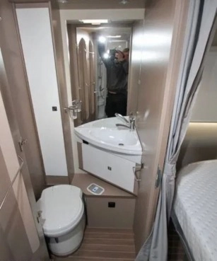                         Kamper Camper Etrusco 7400QB TV, Antena satelitarna, nawigacja - zdjęcie 4
                        