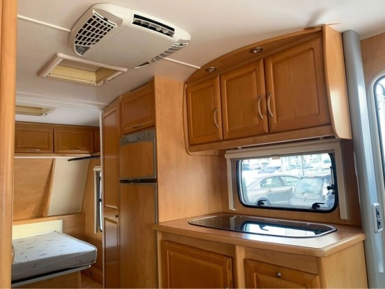                         CARAVELAIR PRESTIGE LUXE 595 rok 2007 - zdjęcie 7
                        