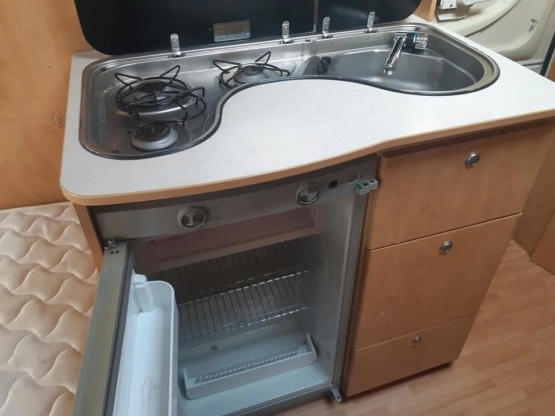                         Przyczepa kempingowa Beyerland 4-osobowa z przedsionkiem - zdjęcie 3
                        