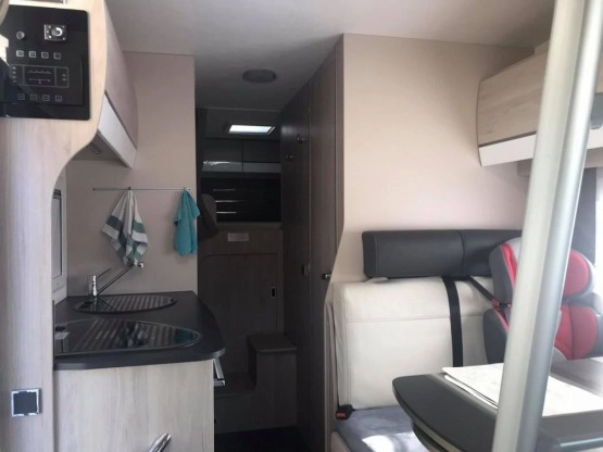                         Sprzedam Kamper CHAUSSON 714 GA - zdjęcie 11
                        