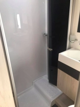                         Sprzedam Kamper CHAUSSON 714 GA - zdjęcie 17
                        