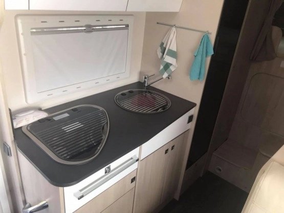                         Sprzedam Kamper CHAUSSON 714 GA - zdjęcie 18
                        