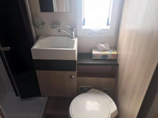                         Sprzedam Kamper CHAUSSON 714 GA - zdjęcie 5
                        