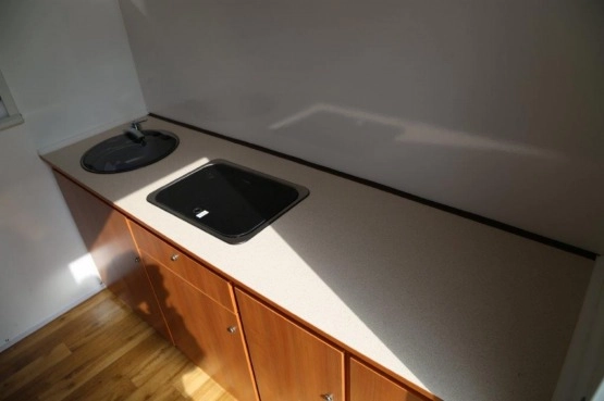                         Przyczepa kamper z kuchnia łóżko osobne pomieszczenie bagażowe BLYSS  - zdjęcie 16
                        