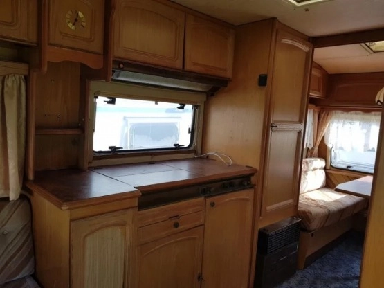                         Przyczepa kempingowa TABBERT Comtesse 515, 5.5 m, rok 1990, przedsionek. Stan BDB - zdjęcie 8
                        