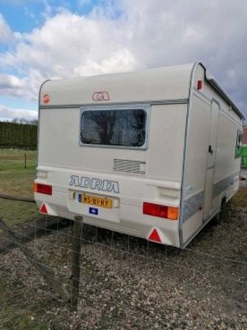                         Adria Unica 502 1998 r., DMC 1300 kg, markiza, mover, bojler wody, bagażnik na rowery, dwa osobne łóżka - zdjęcie 2
                        