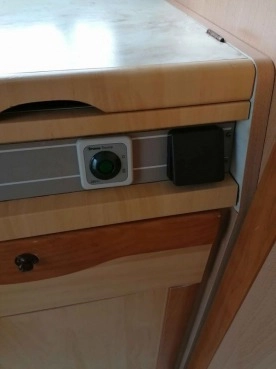                         Adria Unica 502 1998 r., DMC 1300 kg, markiza, mover, bojler wody, bagażnik na rowery, dwa osobne łóżka - zdjęcie 9
                        